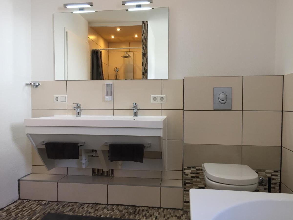 Ferienwohnung Am Bodensee- Zentrale Lage, Free Parking And Wifi, 109 M2, Privater Garten, 7 Gaeste, 2X Kingsize Boxspringbett, Familienfreundlich 腓特烈港 外观 照片
